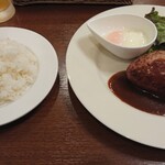 Puchikku - ・手ごねハンバーグ850円(税別)  温泉卵とポーチドエッグの中間・サニーレタス・マッシュポテト