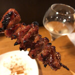 久遠の空 - コメカミと頬肉、スジを繋いだものだそうです。こちらはタレ焼き。