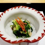勢麟 - 通常の倍以上の時間をかけて育成した野沢菜。とれとれの平貝と和えて。炭で炙ったバチコが香ばしいアクセント。