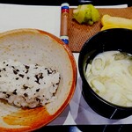 勢麟 - 紫蘇の実の香りも鮮烈。お客さんが入ってこられて、理由を伺えませんでした。お味噌汁は河豚出汁と地元の葱。