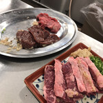 焼肉ホルモン笠島 - 上から、タン、レバー、はらみ