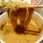 アノラーメン第二製作所 - チーズのトロミ&コクが前面に出た第二スープ