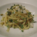 IL TEATRINO DA SALONE - キタッラ・サルサ・カルチョーフィとセッピア  甲イカのキタッラ  アンチョビのソースにピスタチオとタイム合わせて2