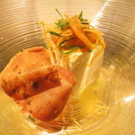 IL TEATRINO DA SALONE - チョッコラート・アグルーミ・ノーチェのプロポスタ  コリアンダー風味のチュイルを載せたガナッシュにピスタチオとヘーゼルナッツ入りセミフレッド1