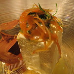 IL TEATRINO DA SALONE - チョッコラート・アグルーミ・ノーチェのプロポスタ  コリアンダー風味のチュイルを載せたガナッシュにピスタチオとヘーゼルナッツ入りセミフレッド2