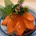 Hokkaido: Salmon and salmon Oyako-don (Chicken and egg bowl) (chicken and egg rice bowl) 890 yen (979 yen including tax)