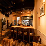 下川六〇酵素卵と北海道小麦の生パスタ 麦と卵 - 店内の内観とカンターの様子