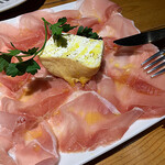 Bacchusのさら. - 燻製ブッラティーナと生ハム