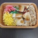 ファミリーマート - 鶏むね肉の上のたれは無い方が、美味しい。 サラダも購入しましたが、ドレッシング無しで頂きました。 暴食はしますが、微妙に健康を気にしています（笑）