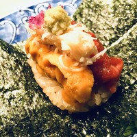 USHIGORO S. GINZA - 握り　生ウニとカメノコ、タラバガニを添えて