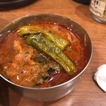 SPICY CURRY 魯珈 - 激辛鶏せせりと獅子唐のタマリンドカレー。辛4!!