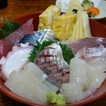 地魚割烹 うおたけ - 生ちらしです。