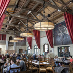 Stone Brewing World Bistro & Gardens - ３部屋の一つ。圧巻ですね。