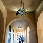 Stone Brewing World Bistro & Gardens - マーケットの柱廊を歩いているとこの看板に行き当たります。