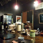 しょうわ - 大将が手作りした店内