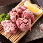 近江牛肥育牧場直営 ホルモン焼肉 犇 カメチク - 極上厚切りタン