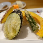 Hakata Tempura Semmon Tenohirugohan - とり天定食の野菜天