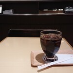 カフェ カリオカ - レジカウンター前の特等席にて、苦い苦いアイスコーヒーを飲む。