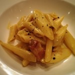 ウン・パッソ - ホワイトアスパラとパンチェッタのカルボナーラ