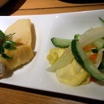 焼鳥・元気 - 突き出しです。 何時も色々な突き出しが出てくるので楽しみなんですよね。 今回は、筍がバッチリとっても美味しかったですよ。 さ～て、今日は、何を食べましょうかね。