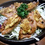 焼鳥・元気 - 鴨ロース粒マスタード焼き８８０円です。　 久々に鴨ちゃんが食べたくなってオーダーしました。 美味しそうな鴨の上にたっぷりと粒マスタードが乗っていますね。 そのままでも美味しいジューシな鴨が粒マスタード