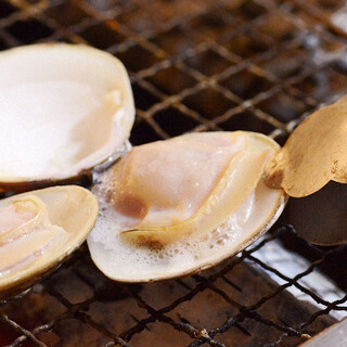 Grilled clams from Kuwana, Mie Prefecture, where more than 1,500 clams are grilled on many days.