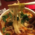 刀削麺・火鍋・西安料理 XI'AN - 酸辣刀削麺の麺