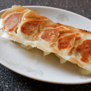 完全手作りの肉厚皮餃子！パリパリもちもちの羽根付き餃子は必食