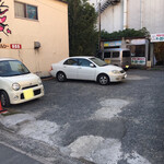Merushibekari - 専用駐車場はお店前の砂利敷きの場所です