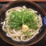 こがね製麺所 - ネギとショウガを乗せた熱いかけうどん（小）です。