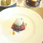 La Brianza - 本マグロ中トロカルパッチョ。本マグロの素材のおいしさがおいしいのはもとより、添えられている柚子の泡や自家製マヨネーズ、柚子胡椒がまた素晴らしいんです。柚子胡椒まで自家製できちゃうなんて、すごいなぁ～