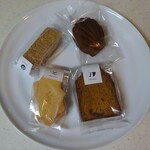 菓子屋 シノノメ - マドレーヌ（烏龍茶）、いちじくとキャラメルのパウンドケーキ、メープルクッキー、ピーカンナッツブロック