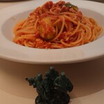アルゾーニ・イタリア - 鶏ひき肉と軟骨、芽キャベツのトマトソースパスタ　側面