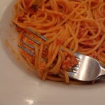 アルゾーニ・イタリア - 鶏ひき肉と軟骨、芽キャベツのトマトソースパスタ　麺アップ