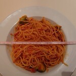 アルゾーニ・イタリア - 鶏ひき肉と軟骨、芽キャベツのトマトソースパスタ　お皿の直径24cm