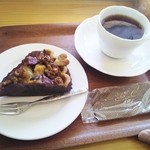 ププ　キッチン - キャラメルナッツケーキをオーガニックコーヒーと