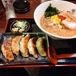 はんぐり～ - 【2020.3.11(水)】中辛みそラーメン(並盛・160g)825円＋いかぎょうざ(5個)550円