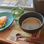 里桜庵 - コーヒーとケーキをセットでいただきます