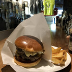 Detroit Meat Choppers - ダブルバーガー¥1400  目玉焼きトッピング¥200