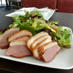 カフェアロンジ - 鴨肉とサラダ