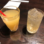 Tanya Zenji Rou - リンゴジュース(左) 梅酒(右)