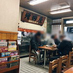 Masudaya - 見知らぬおひとり同士で自ら相席をしているご常連方。お店愛溢れてます。