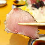 土佐清水ワールド - ブリの藁焼きは炙ることで脂のノリが強調され、どこかトロを感じさせる味わいに