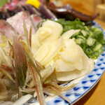 土佐清水ワールド - たっぷり盛られた薬味は、刺盛のもう一つの主役。特にニンニクは躊躇無用、藁焼きと一緒にたっぷり食べよう！