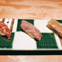 肉寿司 肉和食 KINTAN コレド室町 - 右 タン昆布締め、真ん中 忘れました、左 和牛大トロ