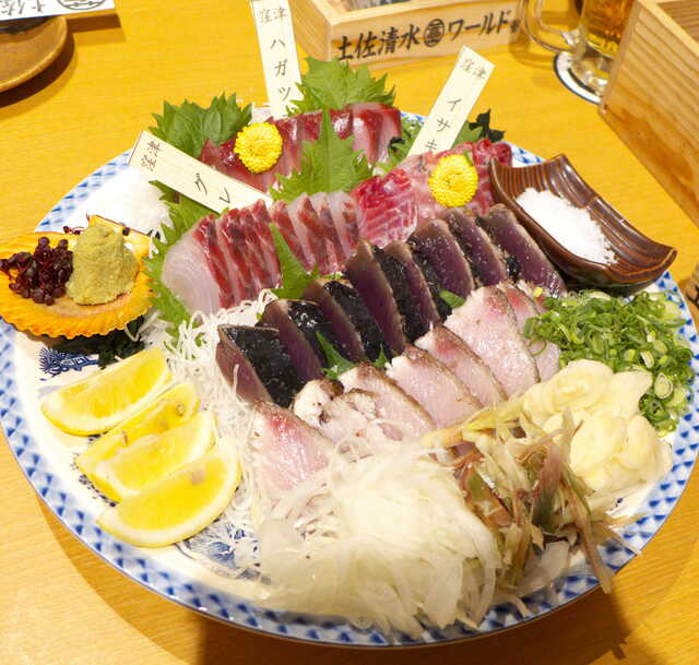 カツオに加え ブリの藁焼きというのは珍しい 宗田節 長太郎貝 四万十鶏など 高知の美味が新橋に大集結 By よい子 土佐清水ワールド 新橋店 新橋 居酒屋 食べログ