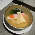 日本料理・利休 - お椀（金目鯛の奉書巻き 竹の子 若布）