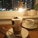 ムーン ミカ タカハシ コーヒー サロン - チョコバナナパフェ。