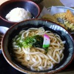 お多福うどん - Aセット。つまり温かいうどんのこと。