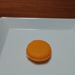 パティスリー・パリセヴェイユ - マカロン。パッションマンゴー。美味。パッション、マンゴー、レモン。ギュッと甘酸っぱい。